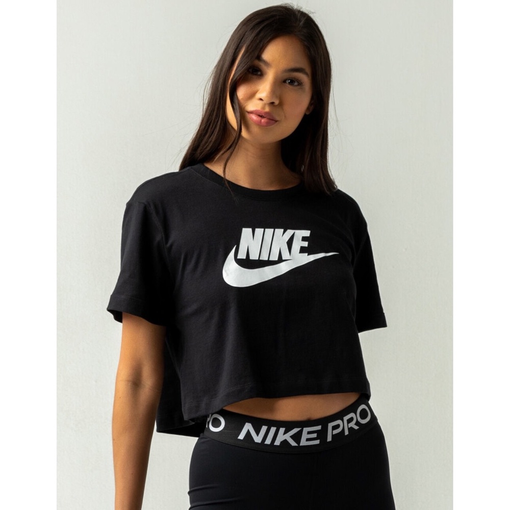 Nike Sportswear Essential Crop Tee